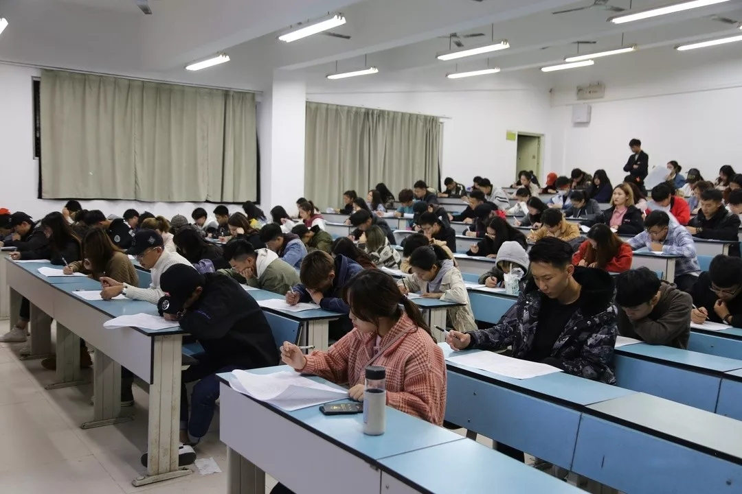 戏剧演艺学院组织入党积极分子党课学习