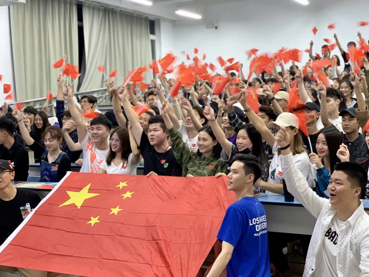 戏剧演艺学院党支部组织召开爱国教育班会