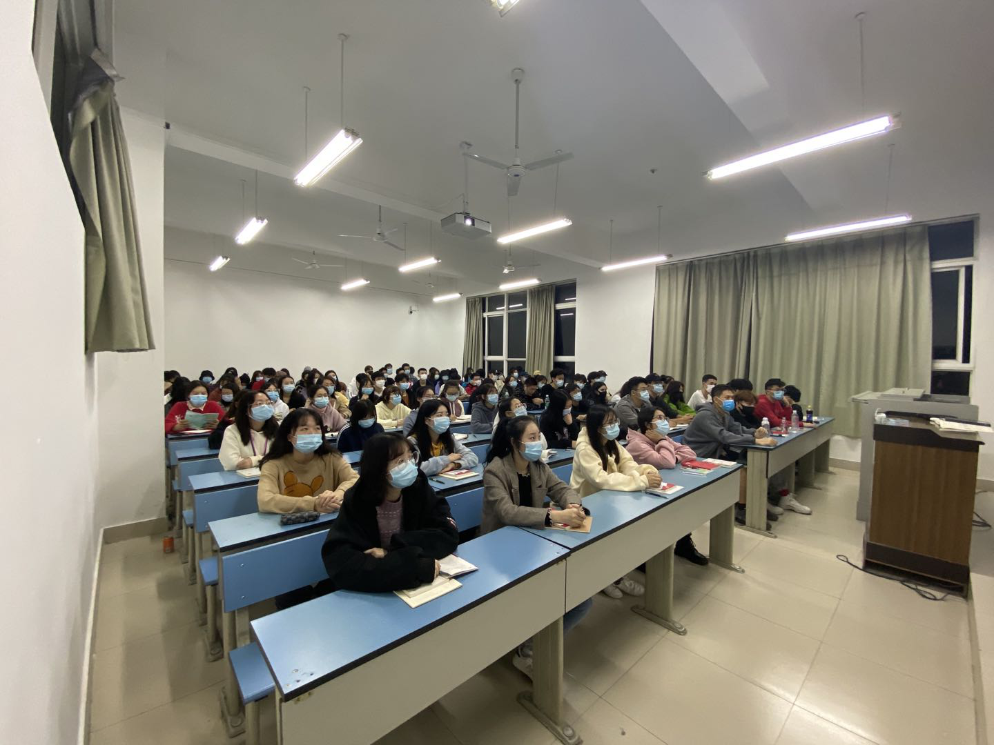 戏剧演艺学院组织全体大一新生 聆听校党委书记、校党委副书记分别讲授的两次党课