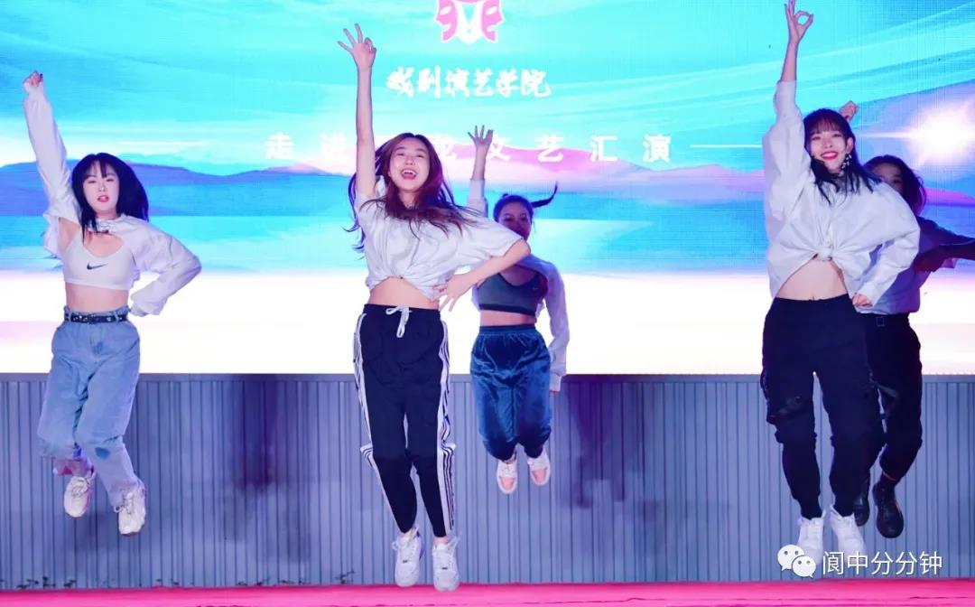 【欣喜】800名川传学子激情点燃五龙村