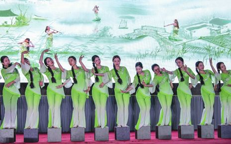 【四川三农新闻网】四川传媒学院&ldquo;走&rdquo;进阆中五龙村 800余名学子轻歌曼舞好好看