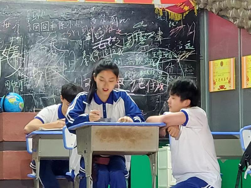 2017级学生参加《只有爱&middot;戏剧幻城》的演出