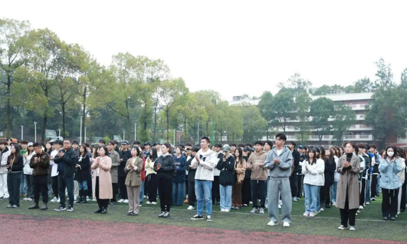 朝阳下的誓言&mdash;&mdash;表演学院举行升旗仪式