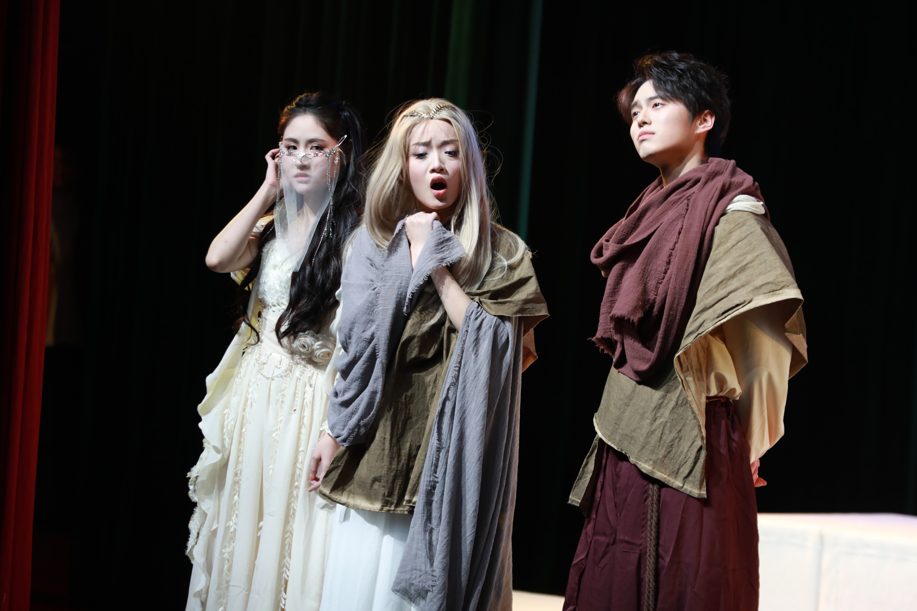 话剧《天使来到巴比伦》